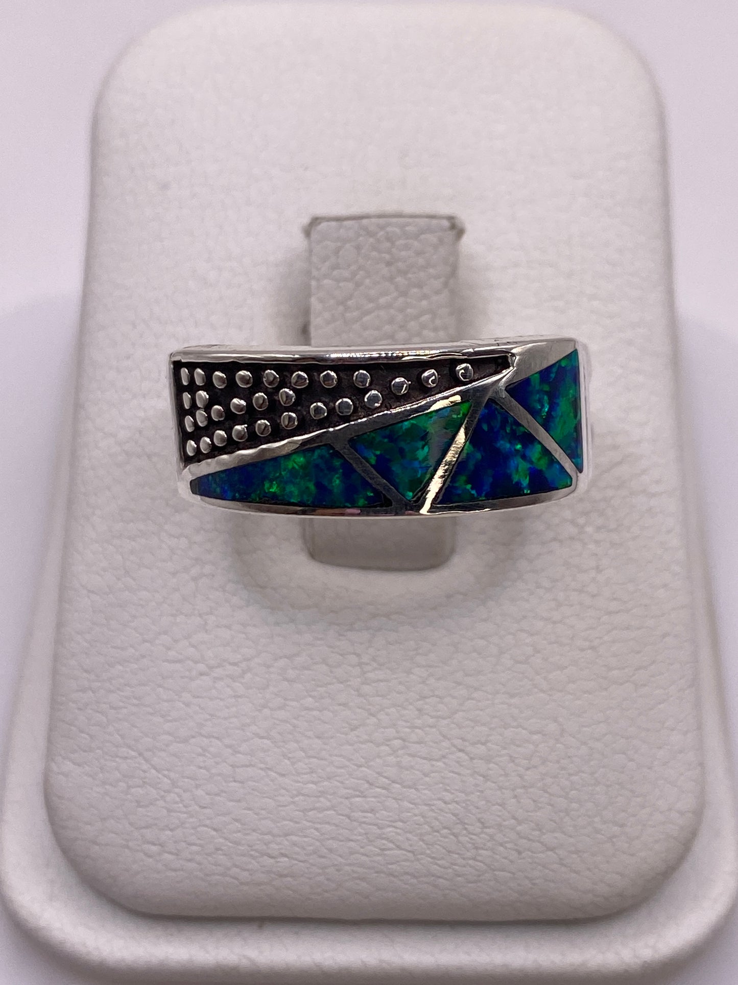 Anillo de plata .950 con ópalo de fuego azul y textura puntillada geométrica