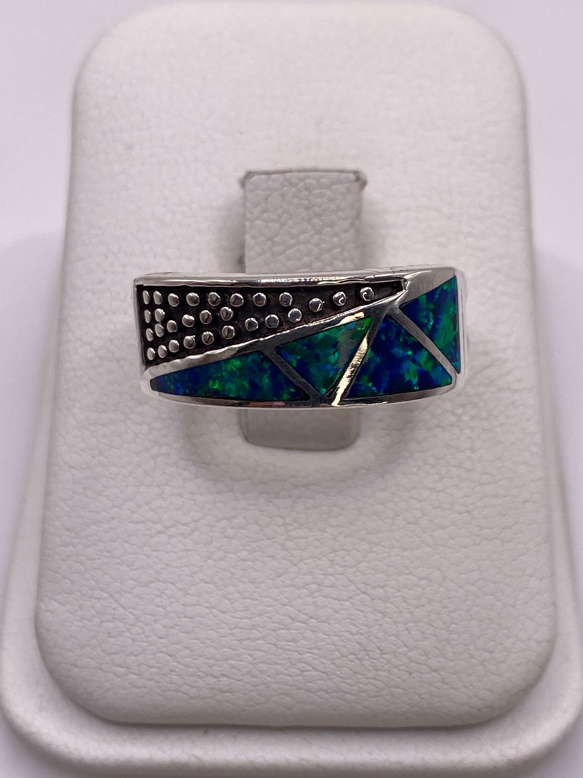 Anillo de plata .950 con ópalo de fuego azul y textura puntillada geométrica
