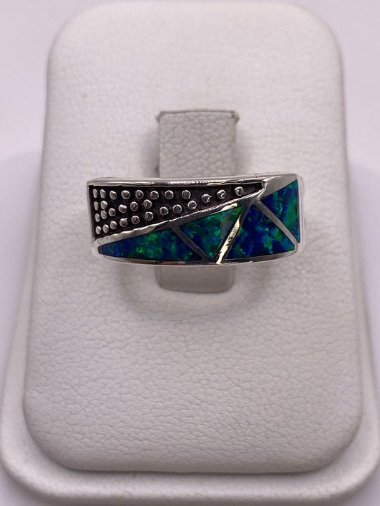 Anillo de plata .950 con ópalo de fuego azul y textura puntillada geométrica