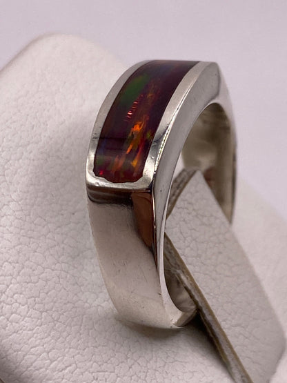 Perfil lateral del anillo de plata mostrando el engaste a mano del ópalo de fuego