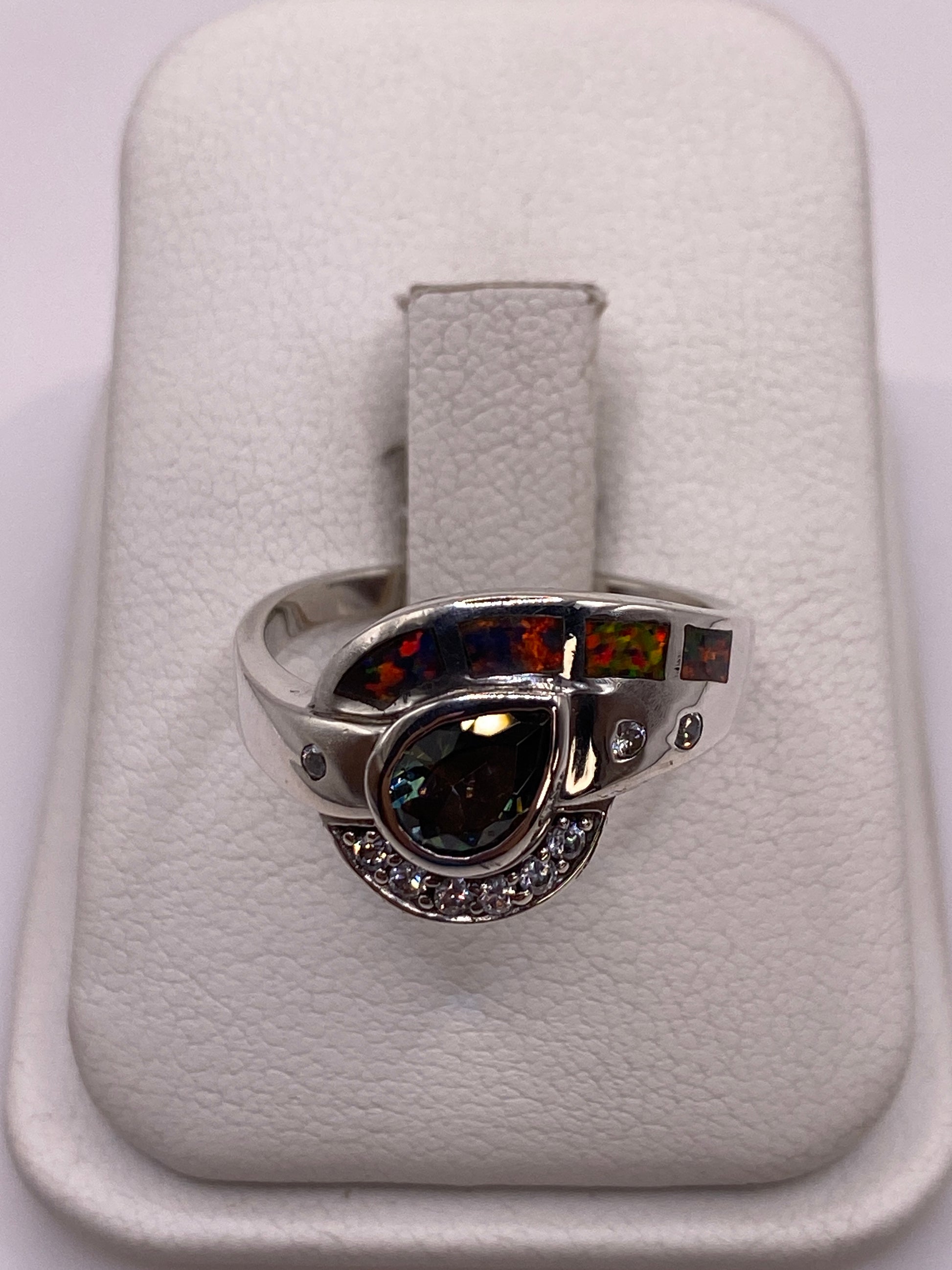 Anillo de plata con ópalo de fuego multicolor en diseño asimétrico moderno