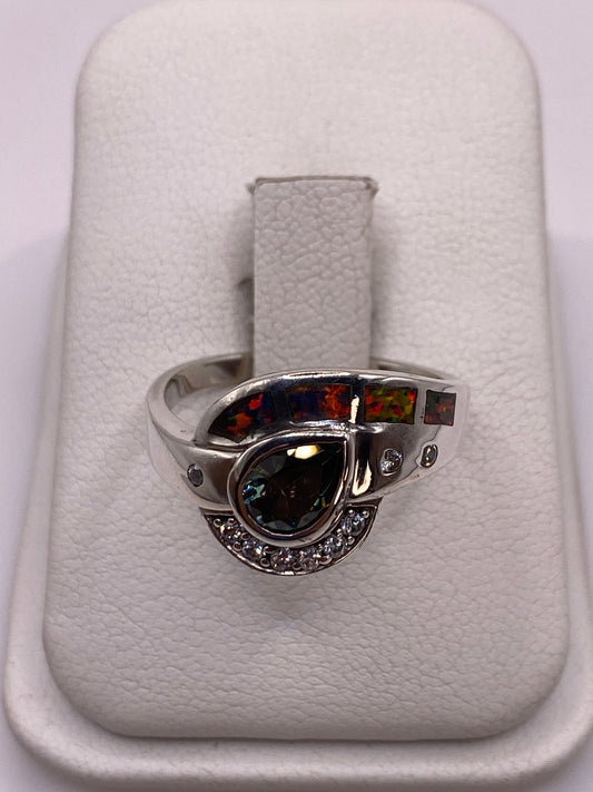 Anillo de plata con ópalo de fuego multicolor en diseño asimétrico moderno