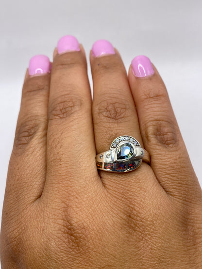 Anillo ópalo en mano con el sello .925 visible en la banda
