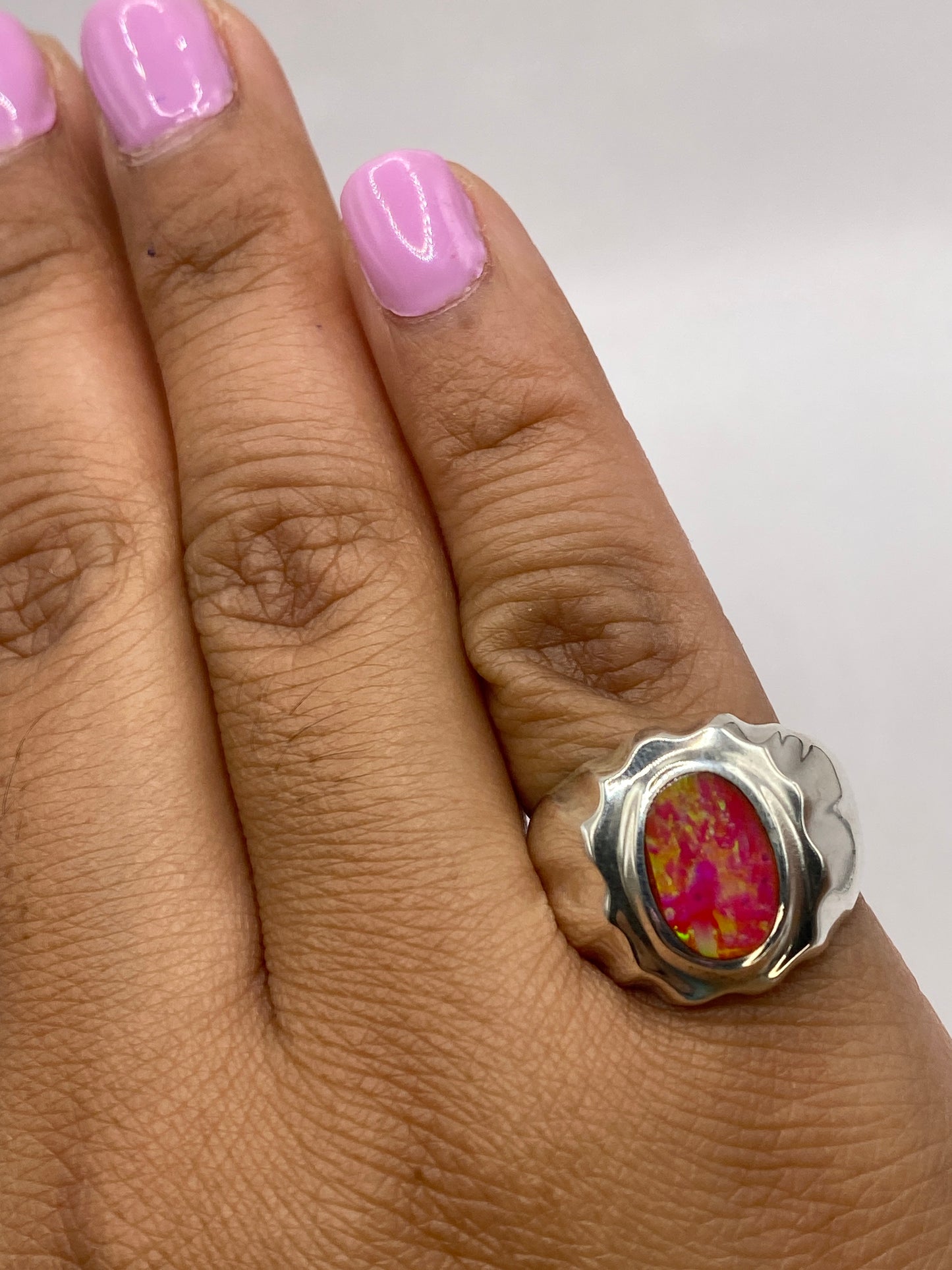 Anillo sobre fondo blanco mostrando el hallmark 925 MEXICO en la banda interior