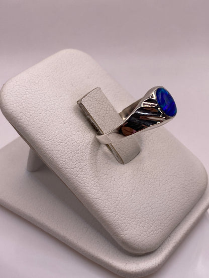 Detalle del ópalo de fuego azul mostrando juego de luz natural en el anillo de plata .925