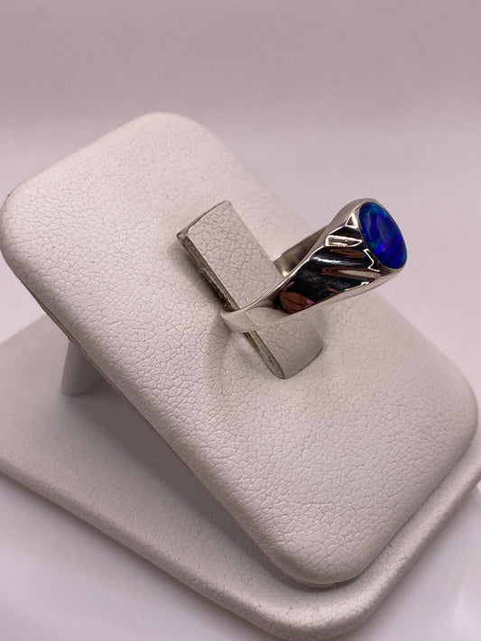 Detalle del ópalo de fuego azul mostrando juego de luz natural en el anillo de plata .925
