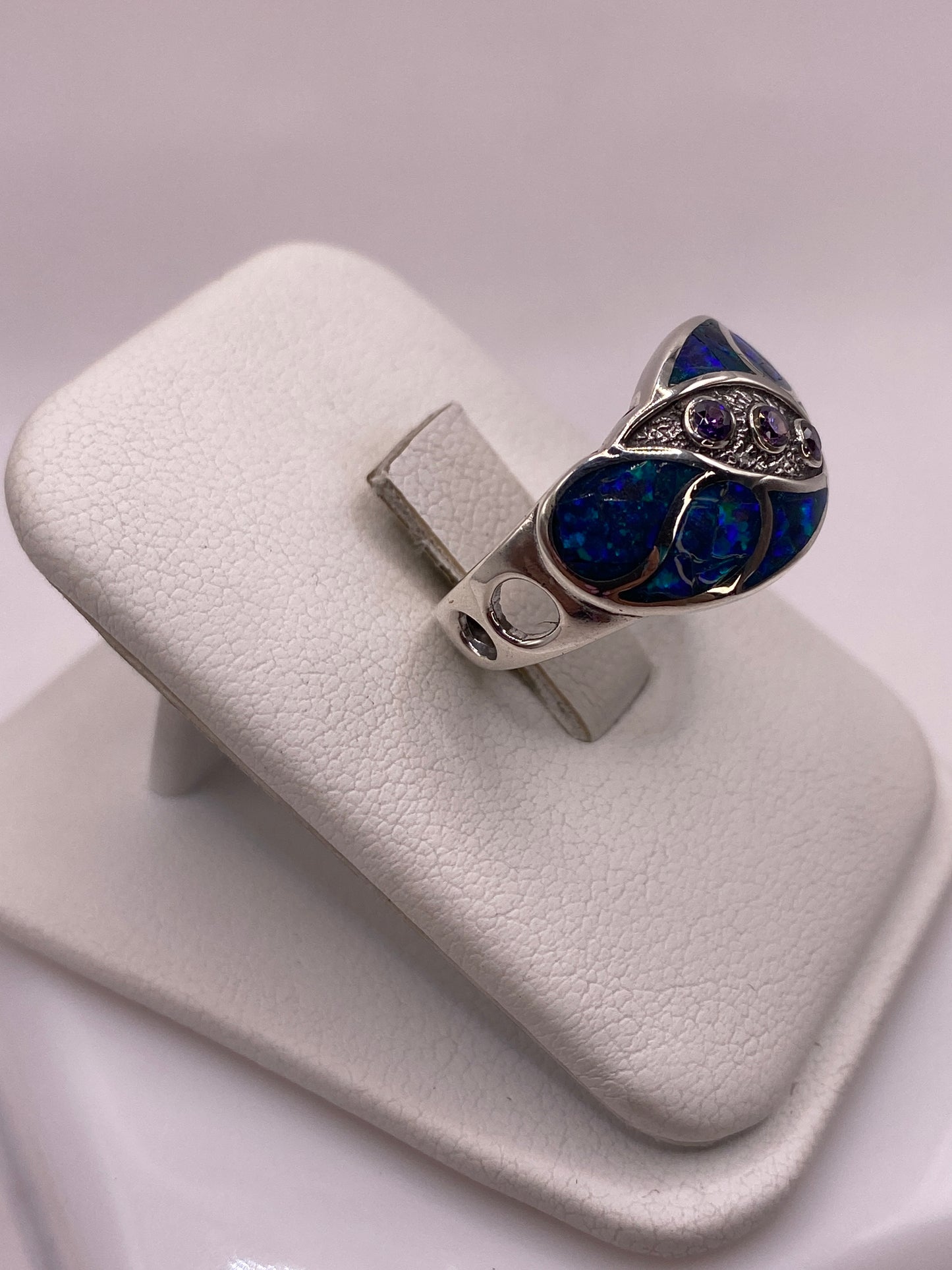 Detalle del ópalo de fuego con juegos de azul, verde y púrpura en plata