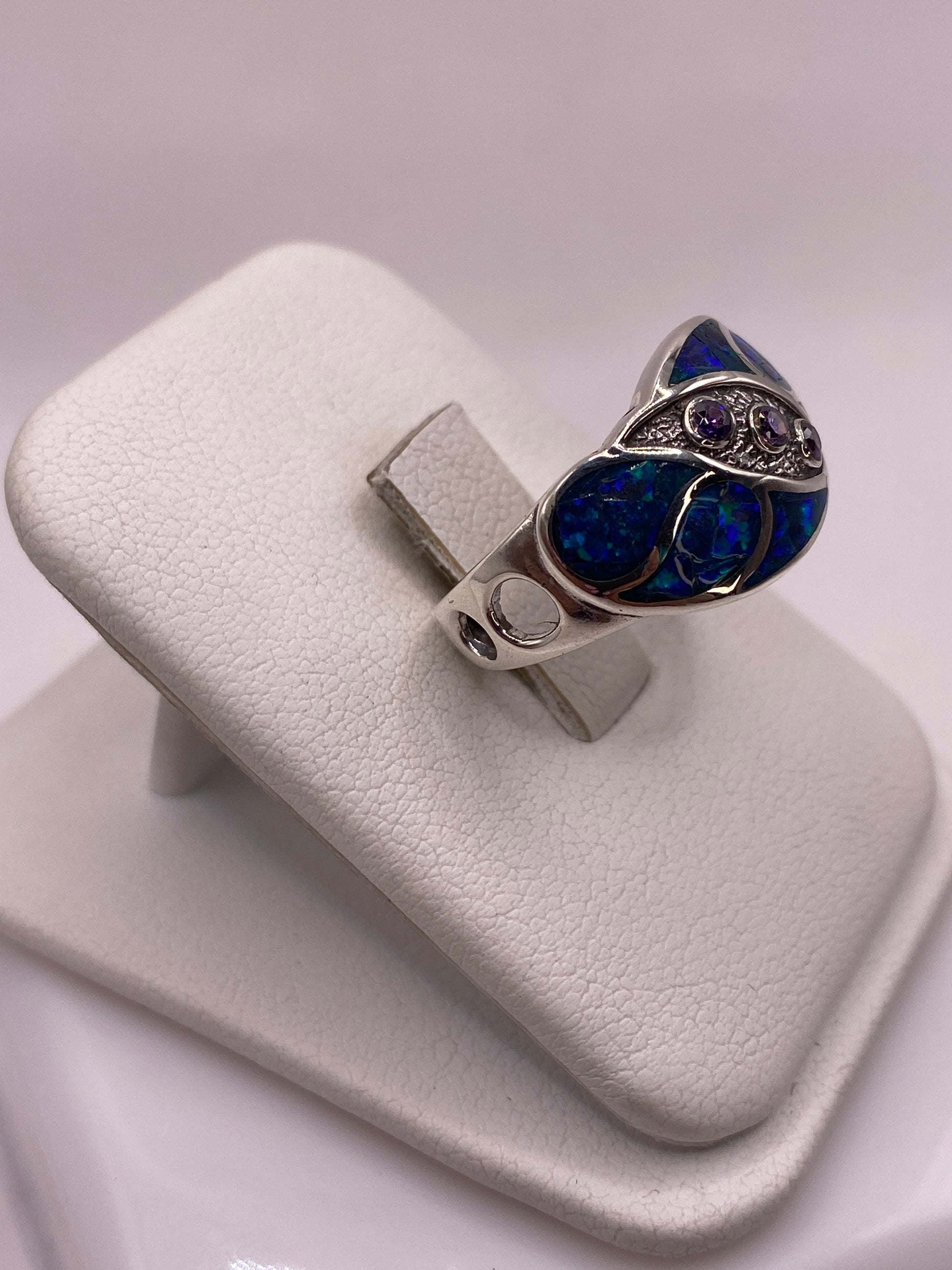 Detalle del ópalo de fuego con juegos de azul, verde y púrpura en plata