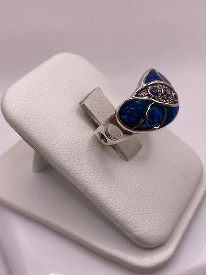 Detalle del ópalo de fuego con juegos de azul, verde y púrpura en plata
