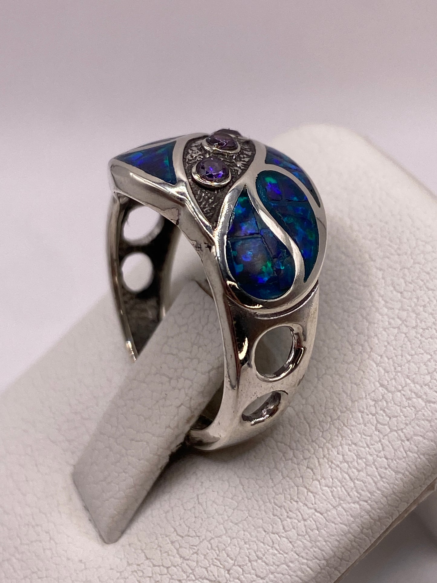 Anillo en la mano mostrando el brillo del ópalo natural multicolor