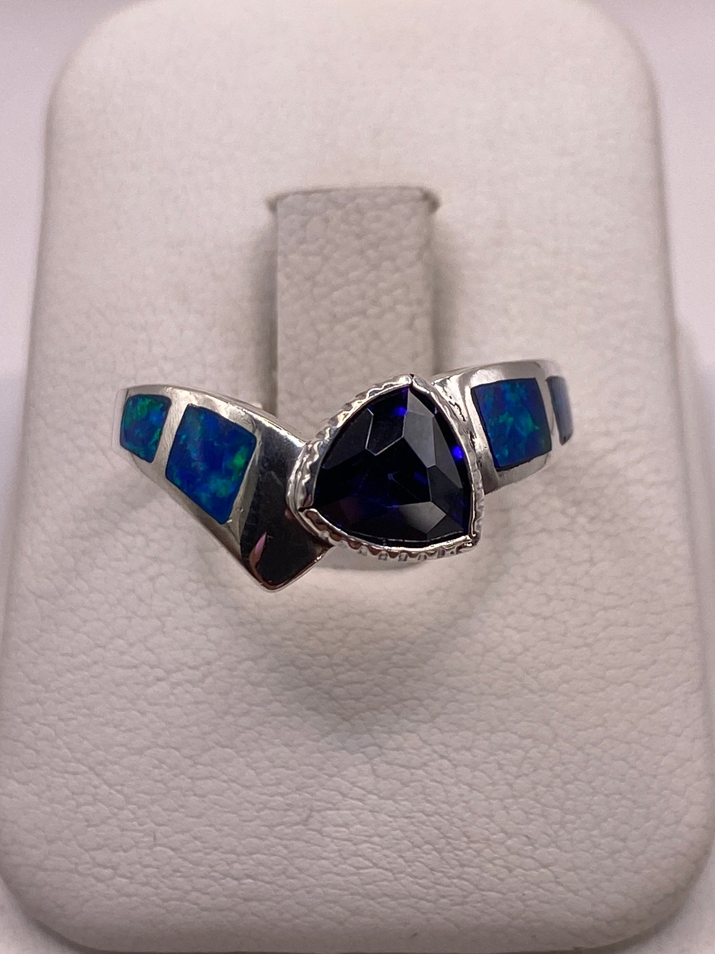 Anillo de plata .950 con ópalo de fuego azul en diseño asimétrico, visto de frente