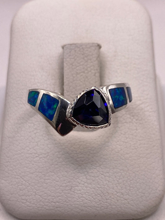 Anillo de plata .950 con ópalo de fuego azul en diseño asimétrico, visto de frente