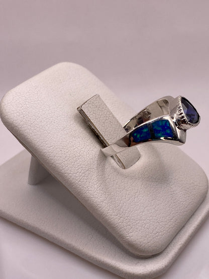 Detalle del ópalo azul con juego de colores naturales en engaste de plata artesanal