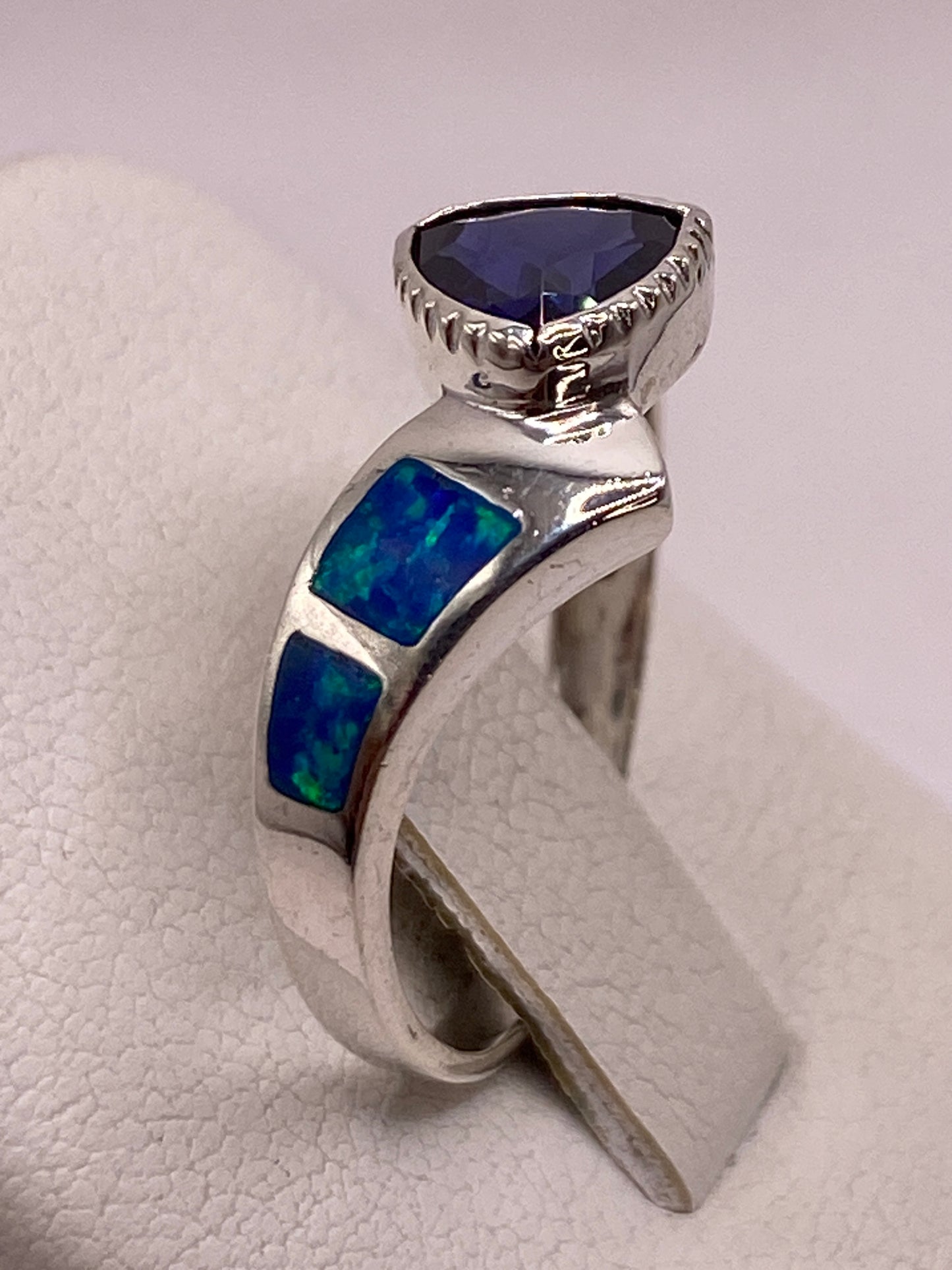 Anillo asimétrico de plata pura .950 mostrando el sello de pureza