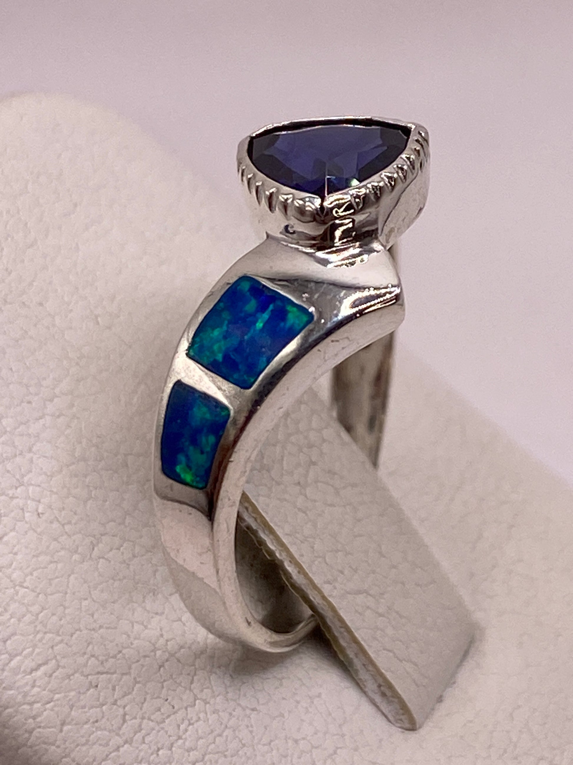 Anillo asimétrico de plata pura .950 mostrando el sello de pureza