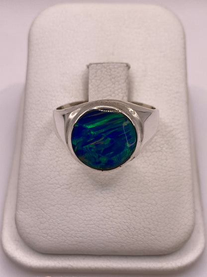 Anillo solitario de plata 950 con ópalo de fuego azul en caja de presentación blanca