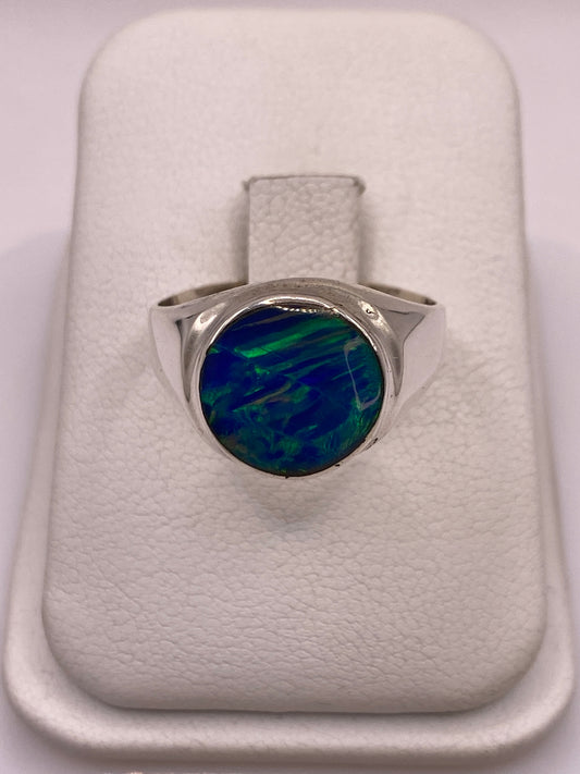Anillo solitario de plata 950 con ópalo de fuego azul en caja de presentación blanca