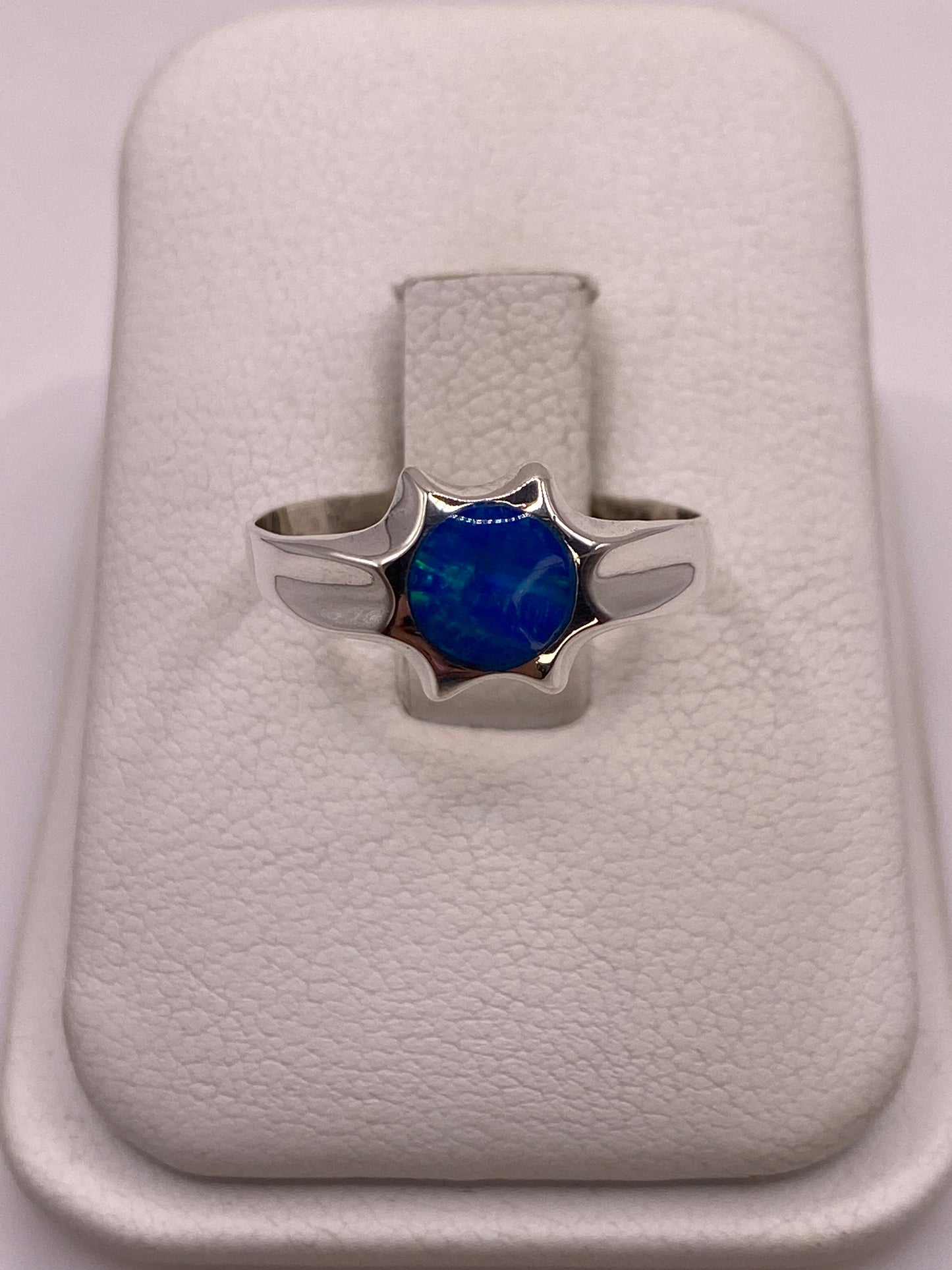 Anillo de plata .950 con ópalo de fuego azul en estuche blanco