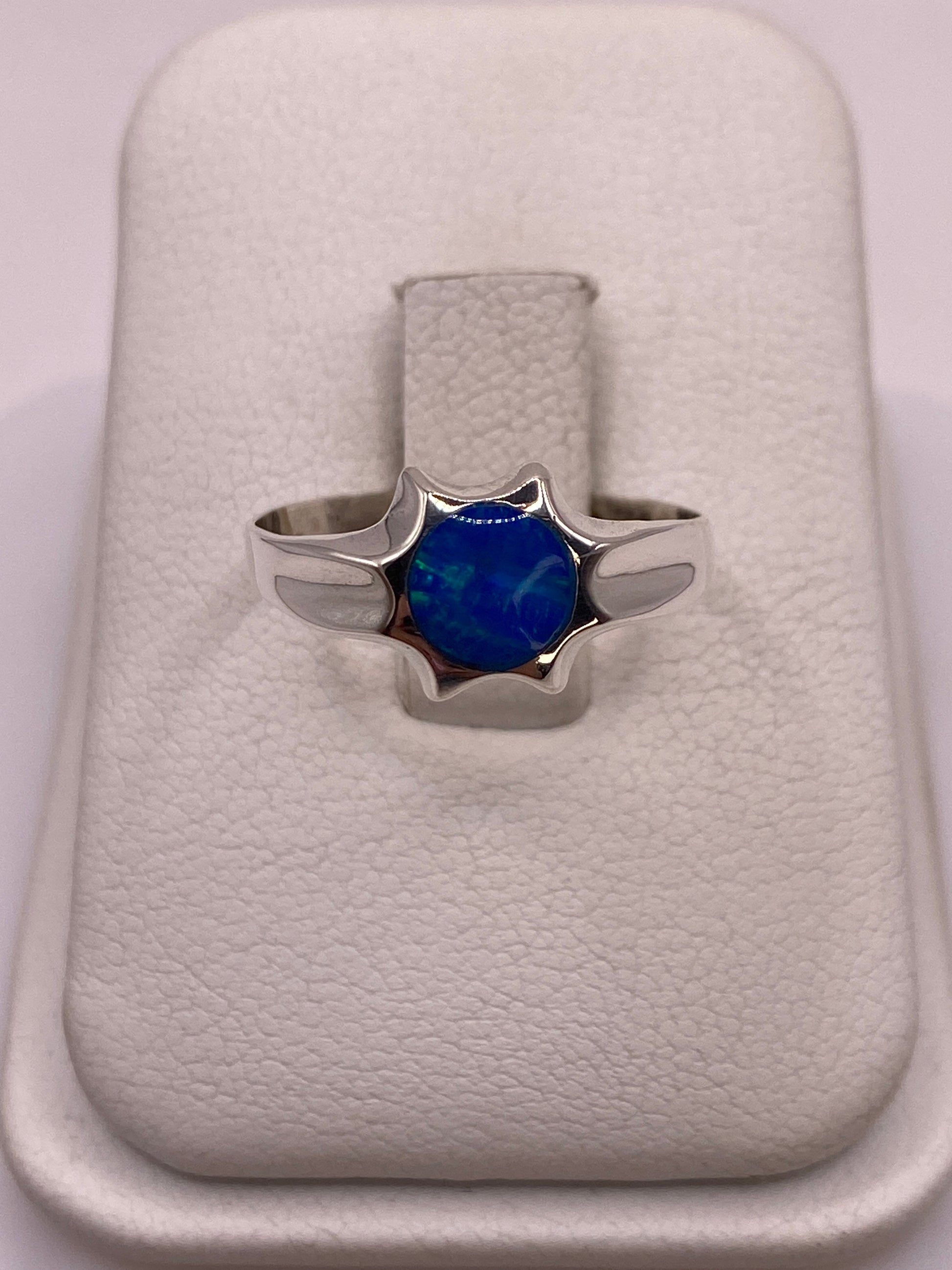 Anillo de plata .950 con ópalo de fuego azul en estuche blanco