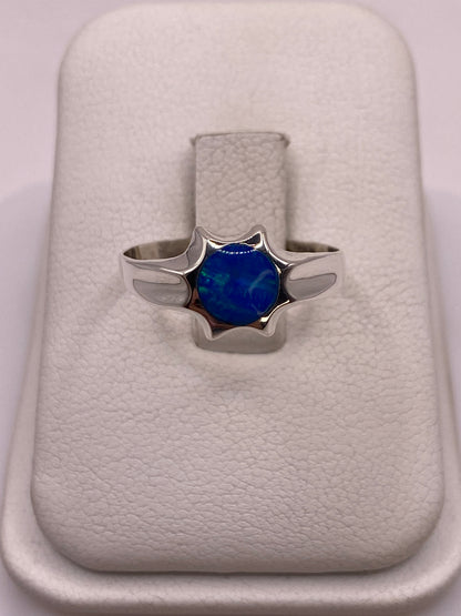 Anillo de plata .950 con ópalo de fuego azul en estuche blanco