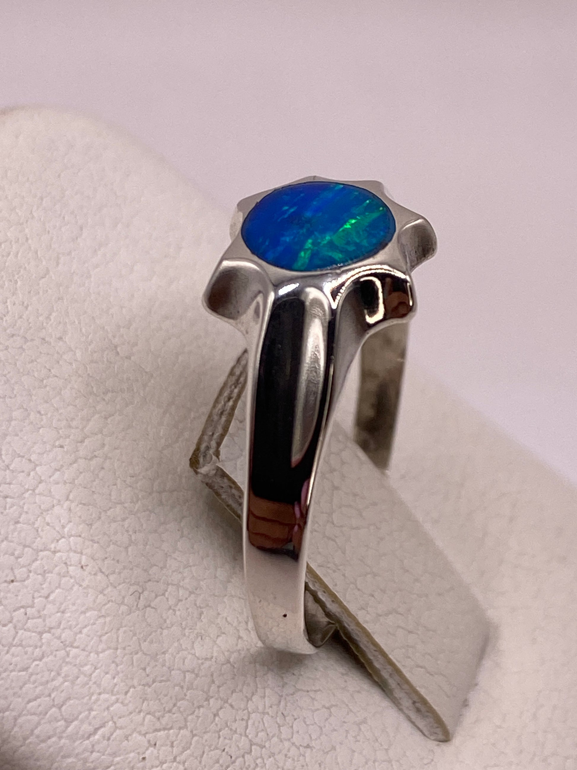 Detalle del ópalo de fuego mostrando reflejos azul y verde naturales