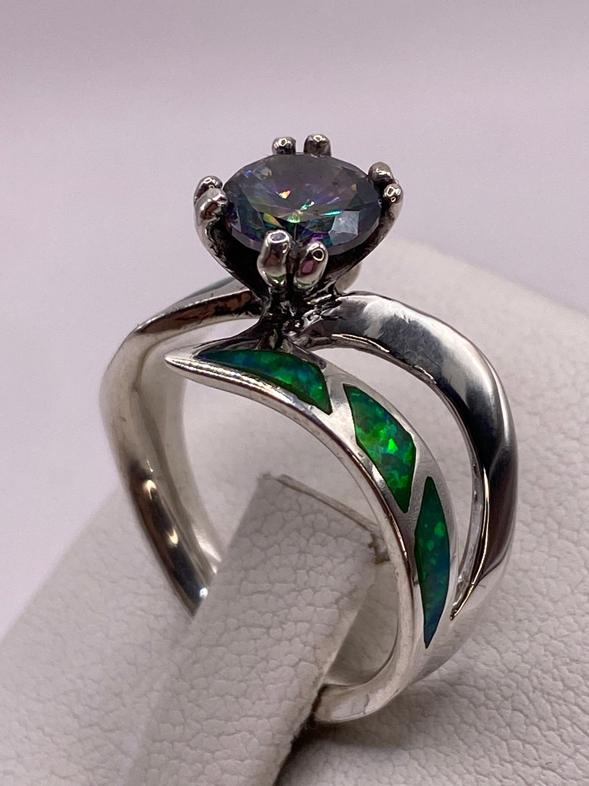 Detalle lateral del anillo en plata .950 con sello MEXICO visible