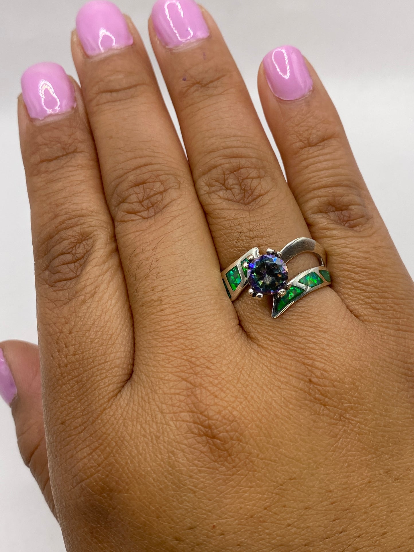 Anillo de ópalo de fuego verde sobre fondo blanco mostrando toda la estructura