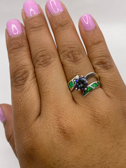 Anillo de ópalo de fuego verde sobre fondo blanco mostrando toda la estructura