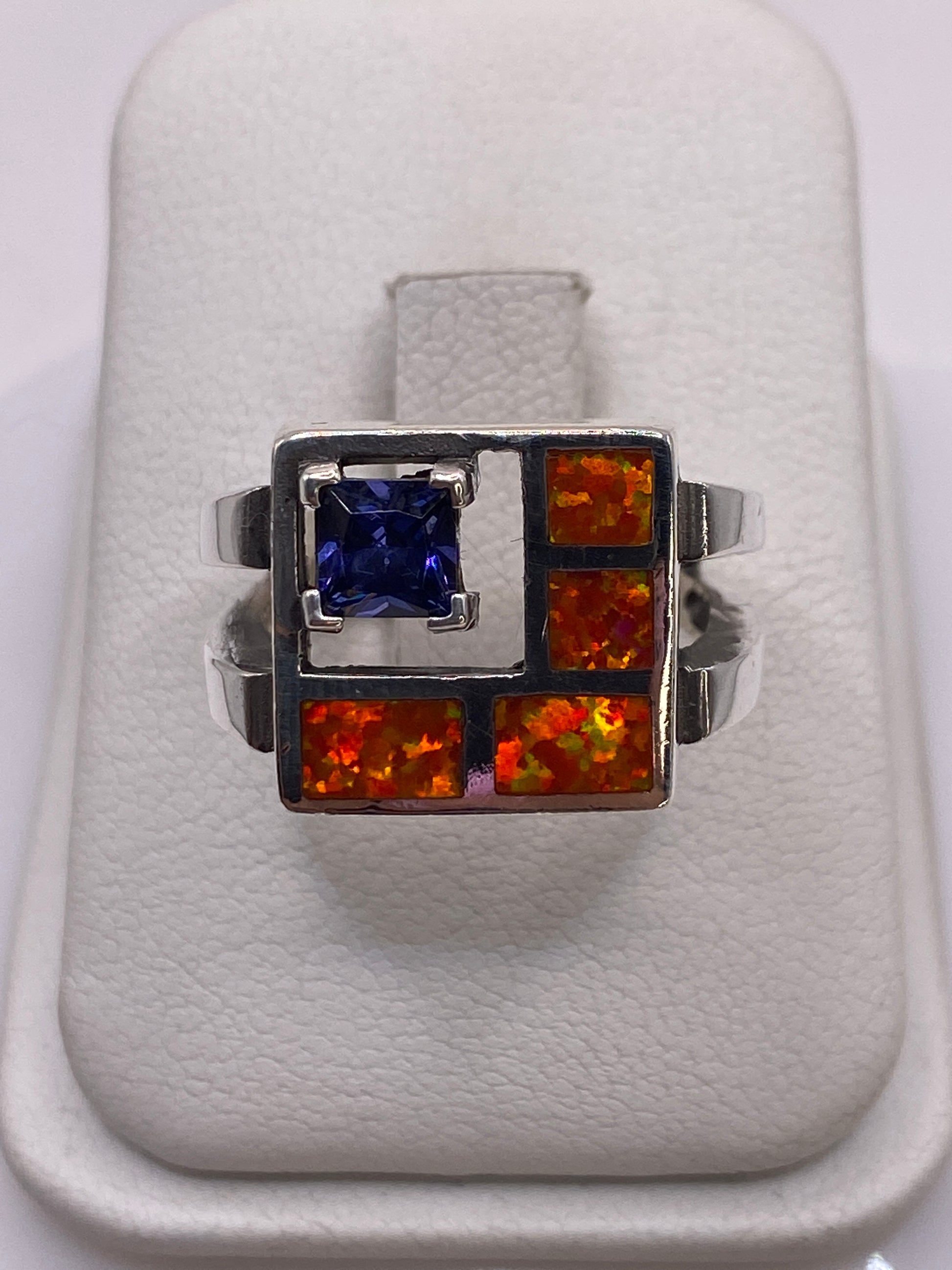 Anillo de plata .950 con ópalo de fuego naranja en estuche blanco, vista frontal