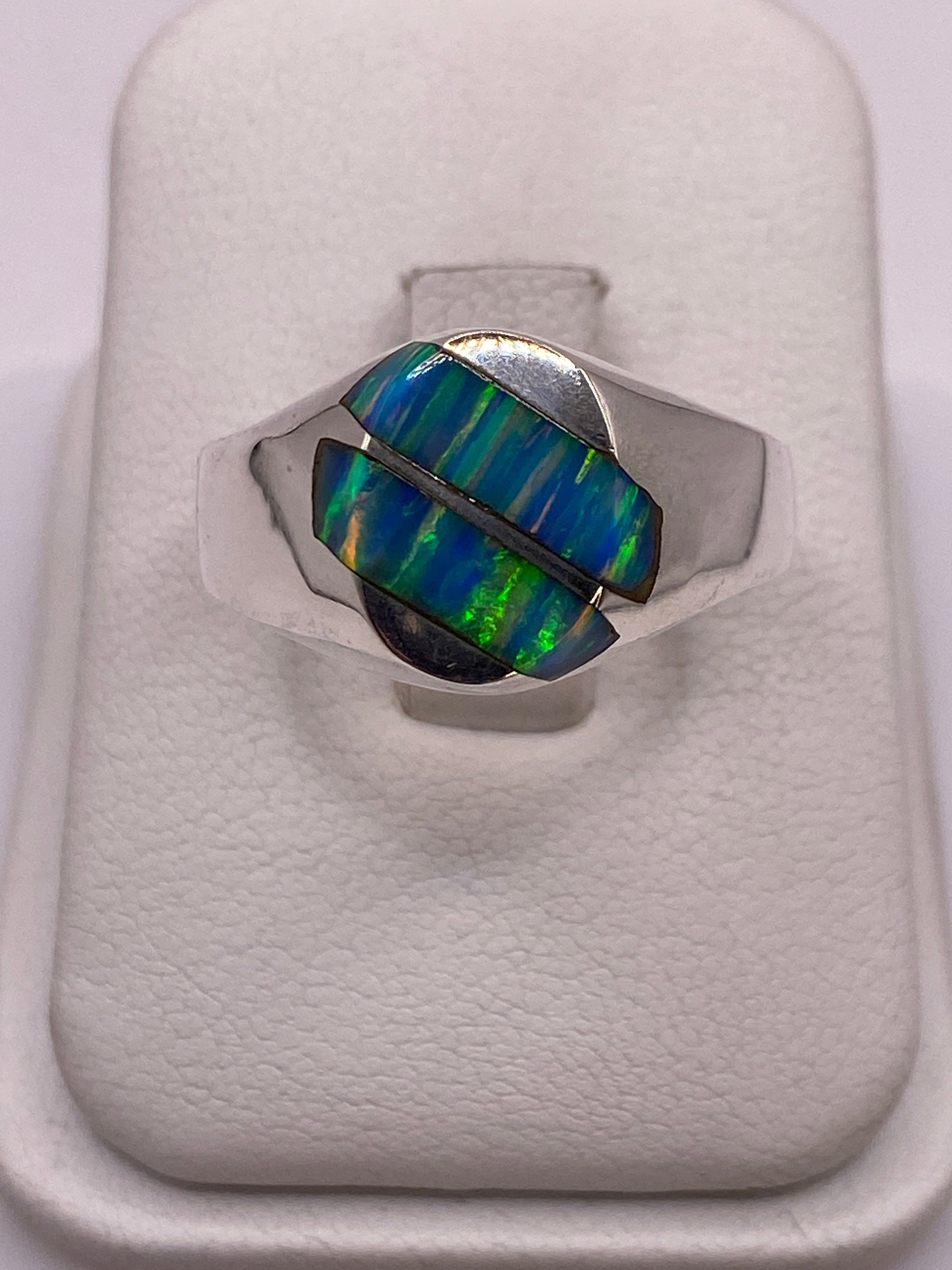 Anillo de plata .950 con Ópalo de Fuego azul cielo, diseño escultural con franjas