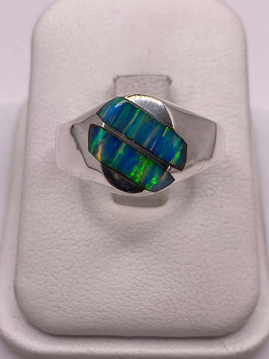 Anillo de plata .950 con Ópalo de Fuego azul cielo, diseño escultural con franjas