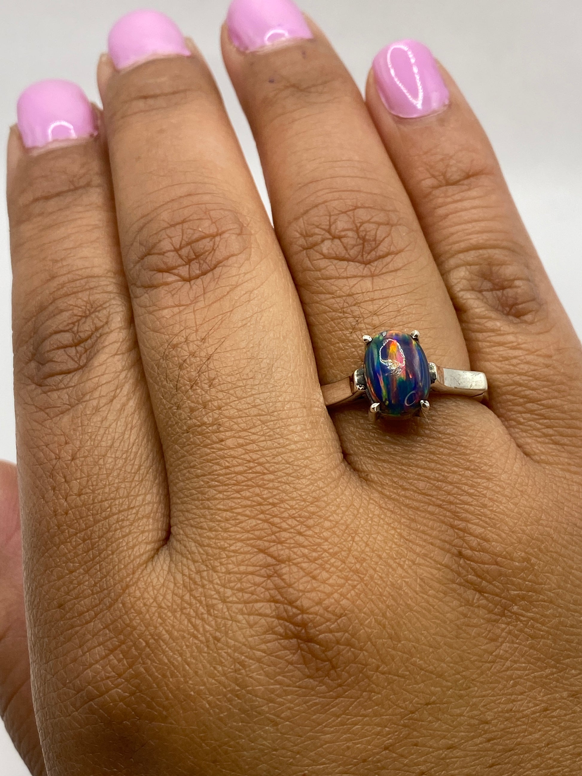 Vista lateral del anillo solitario en plata .950 MEXICO con engaste clásico