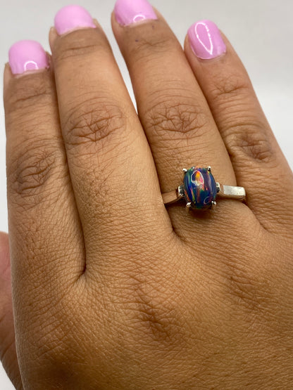 Vista lateral del anillo solitario en plata .950 MEXICO con engaste clásico