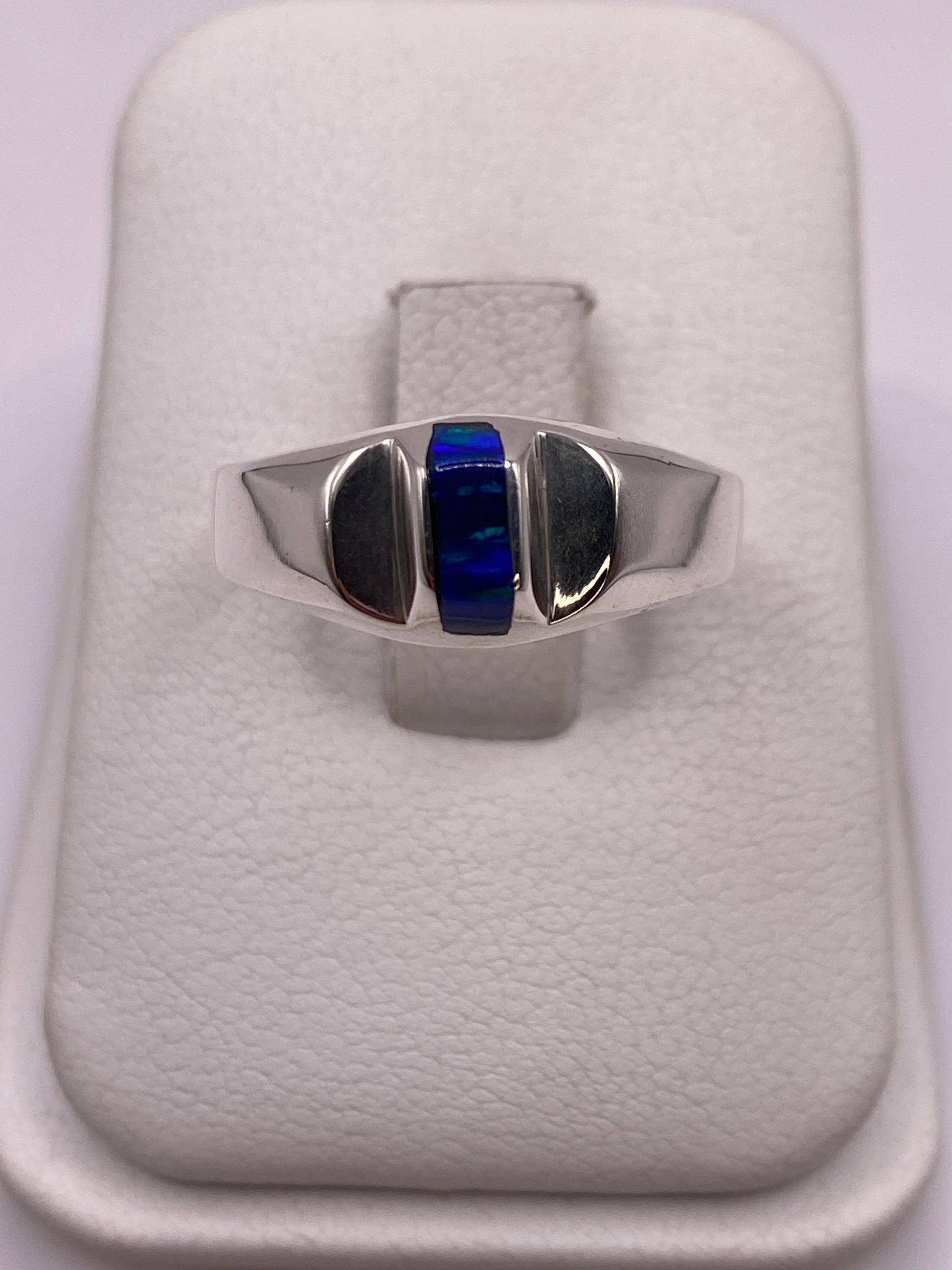Anillo de plata .950 con ópalo de fuego azul en diseño asimétrico, vista frontal