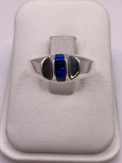 Anillo de plata .950 con ópalo de fuego azul en diseño asimétrico, vista frontal