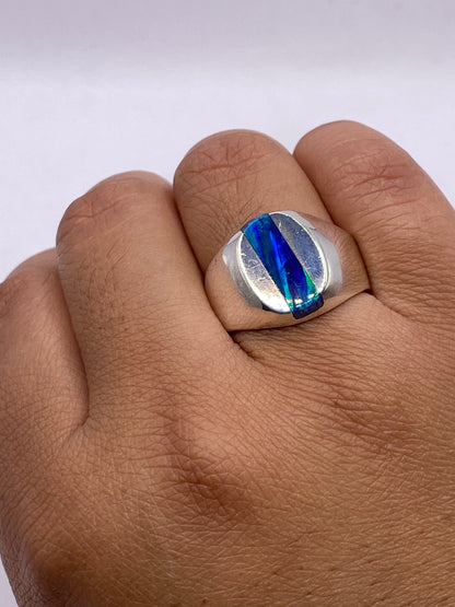 Anillo sobre fondo blanco mostrando el sello 925 y el brillo del ópalo natural