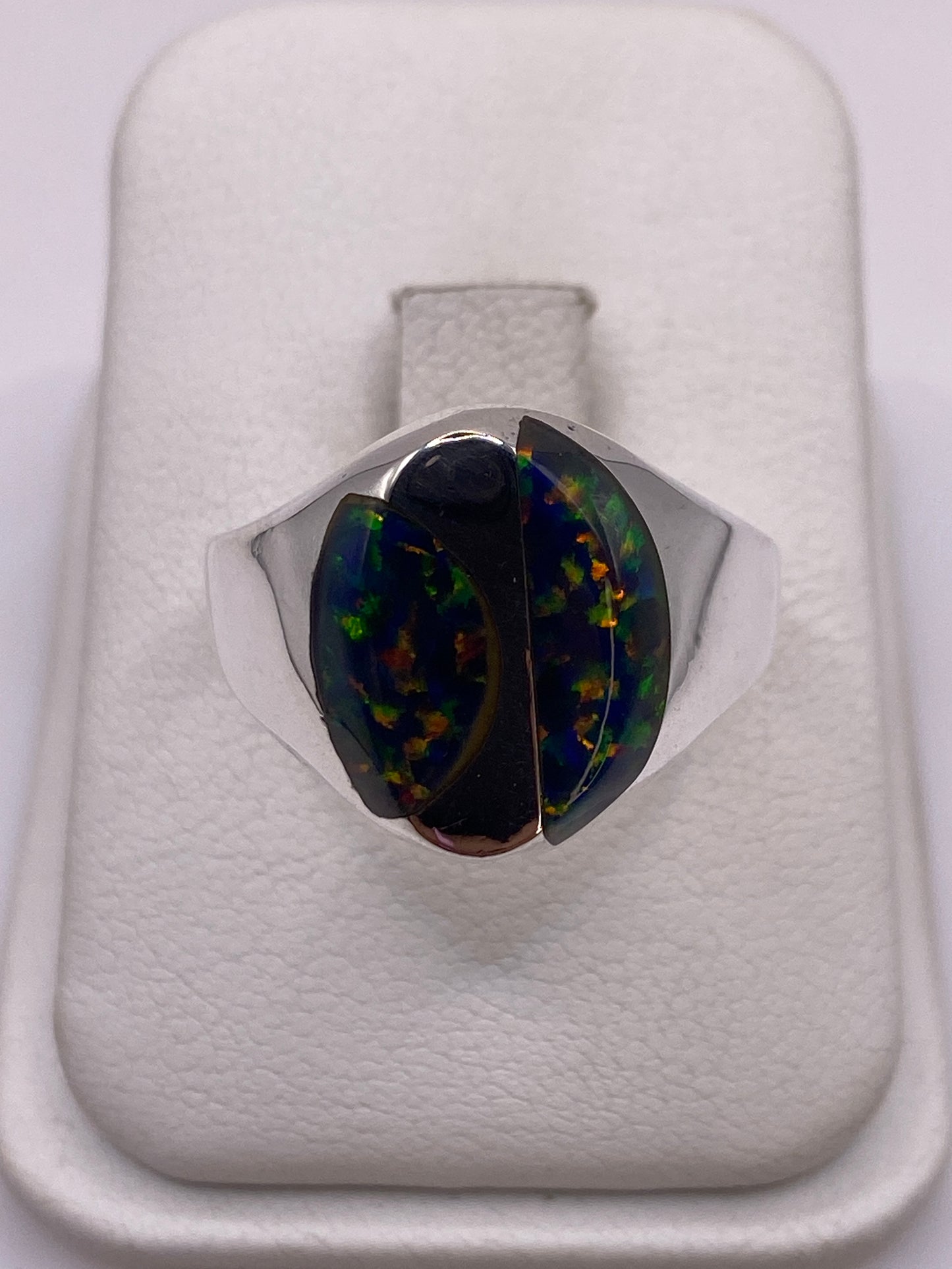 Anillo de plata .925 con ópalo de fuego multicolor en tono cenital