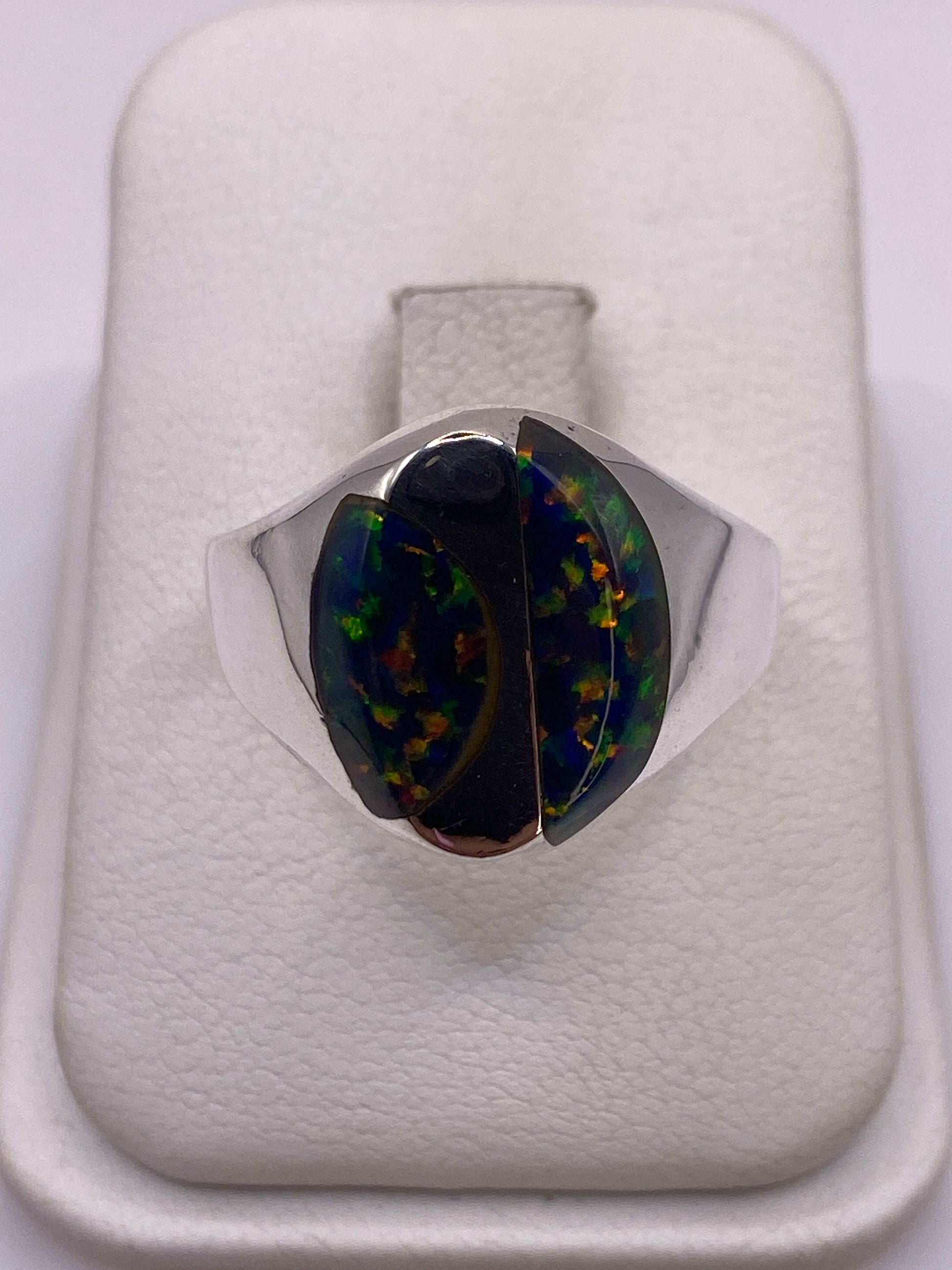 Anillo de plata .925 con ópalo de fuego multicolor en tono cenital