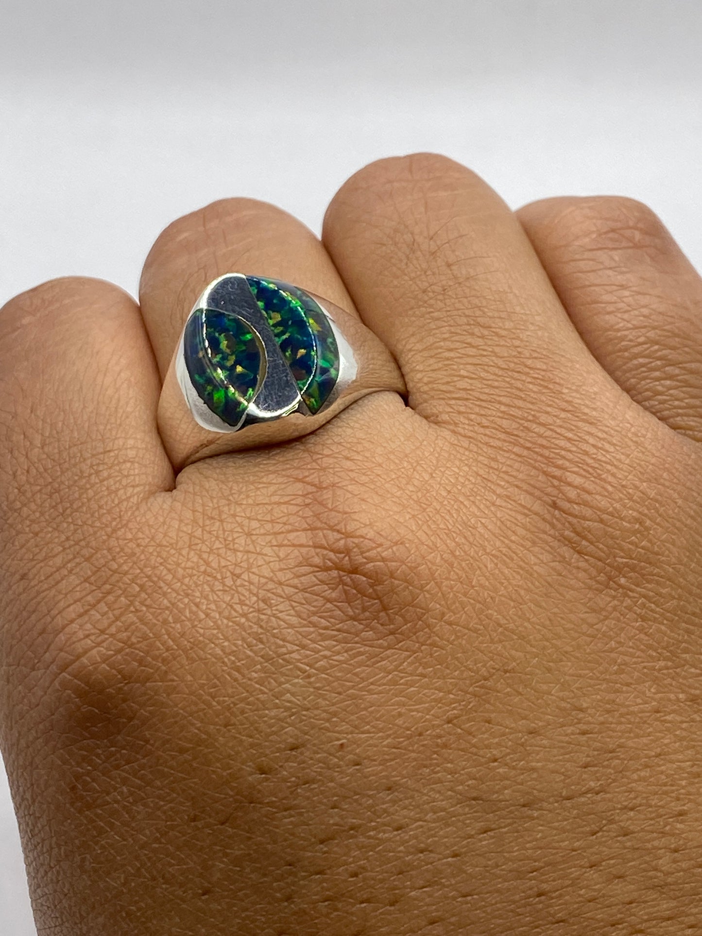 Anillo en mano mostrando el sello 925 y la robustez de la banda