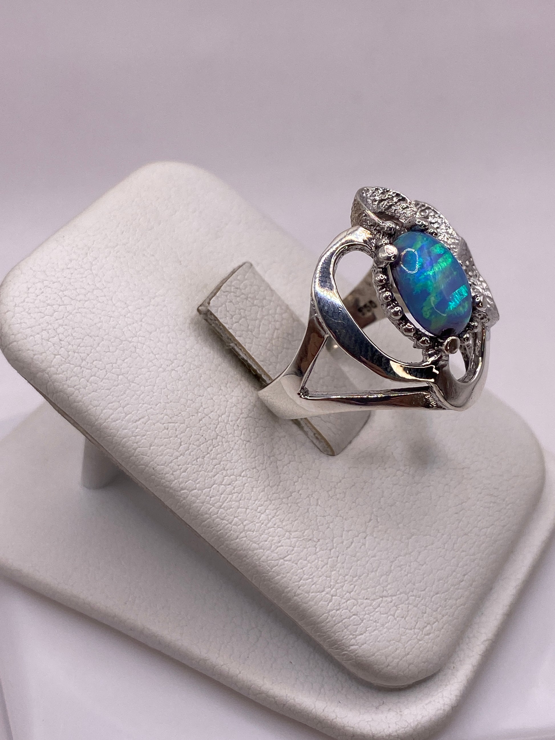 Ópalo de fuego azul con destellos verdes en engaste de plata .950 Taxco