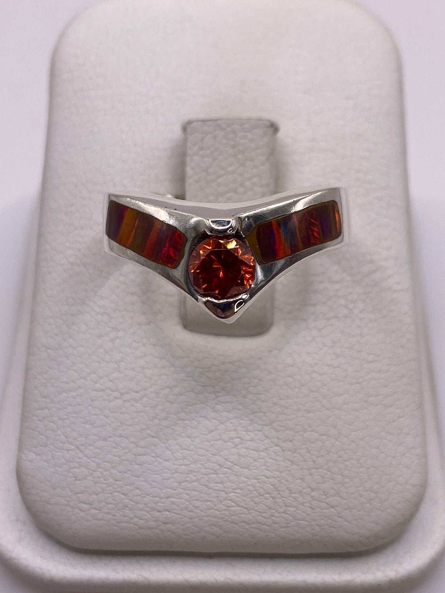 Anillo de plata .950 con ópalo de fuego naranja en estuche blanco