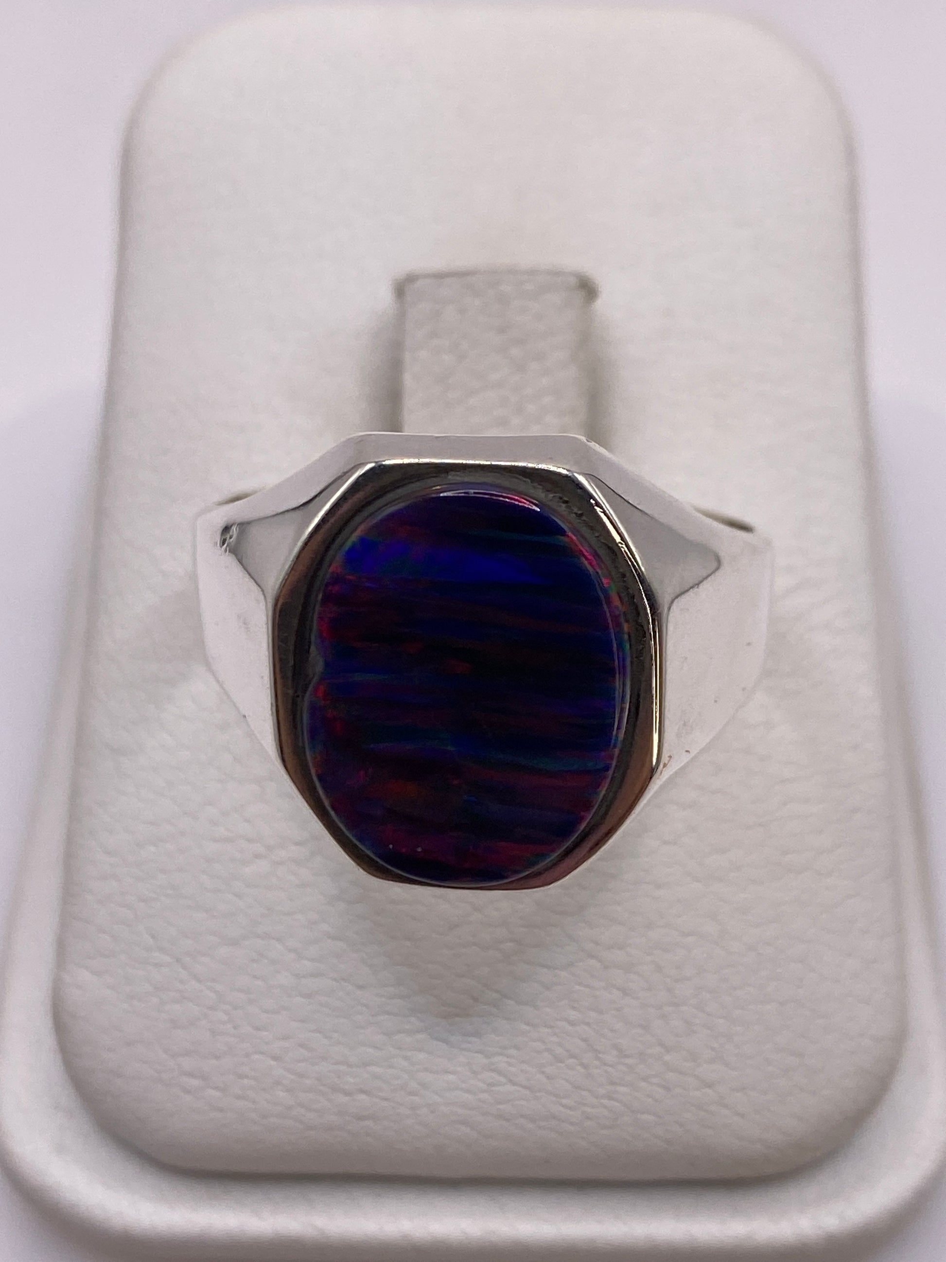 Anillo de plata .950 con ópalo de fuego multicolor en caja blanca de presentación