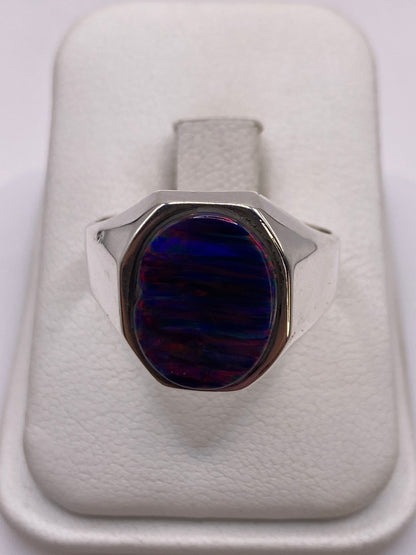 Anillo de plata .950 con ópalo de fuego multicolor en caja blanca de presentación