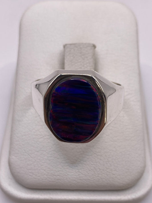 Anillo de plata .950 con ópalo de fuego multicolor en caja blanca de presentación