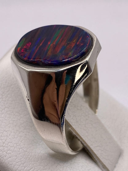 Detalle lateral del anillo de plata con banda ancha y el engaste del ópalo natural