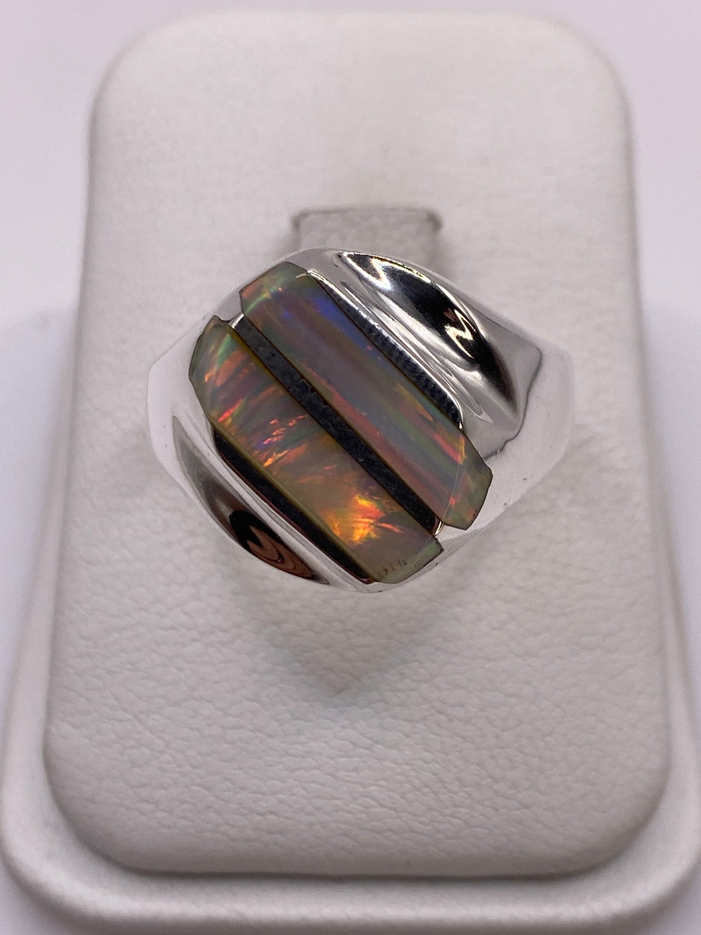 Anillo de plata .950 con ópalo de fuego multicolor mostrando juegos de color naranja y verde