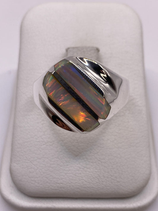Anillo de plata .950 con ópalo de fuego multicolor mostrando juegos de color naranja y verde