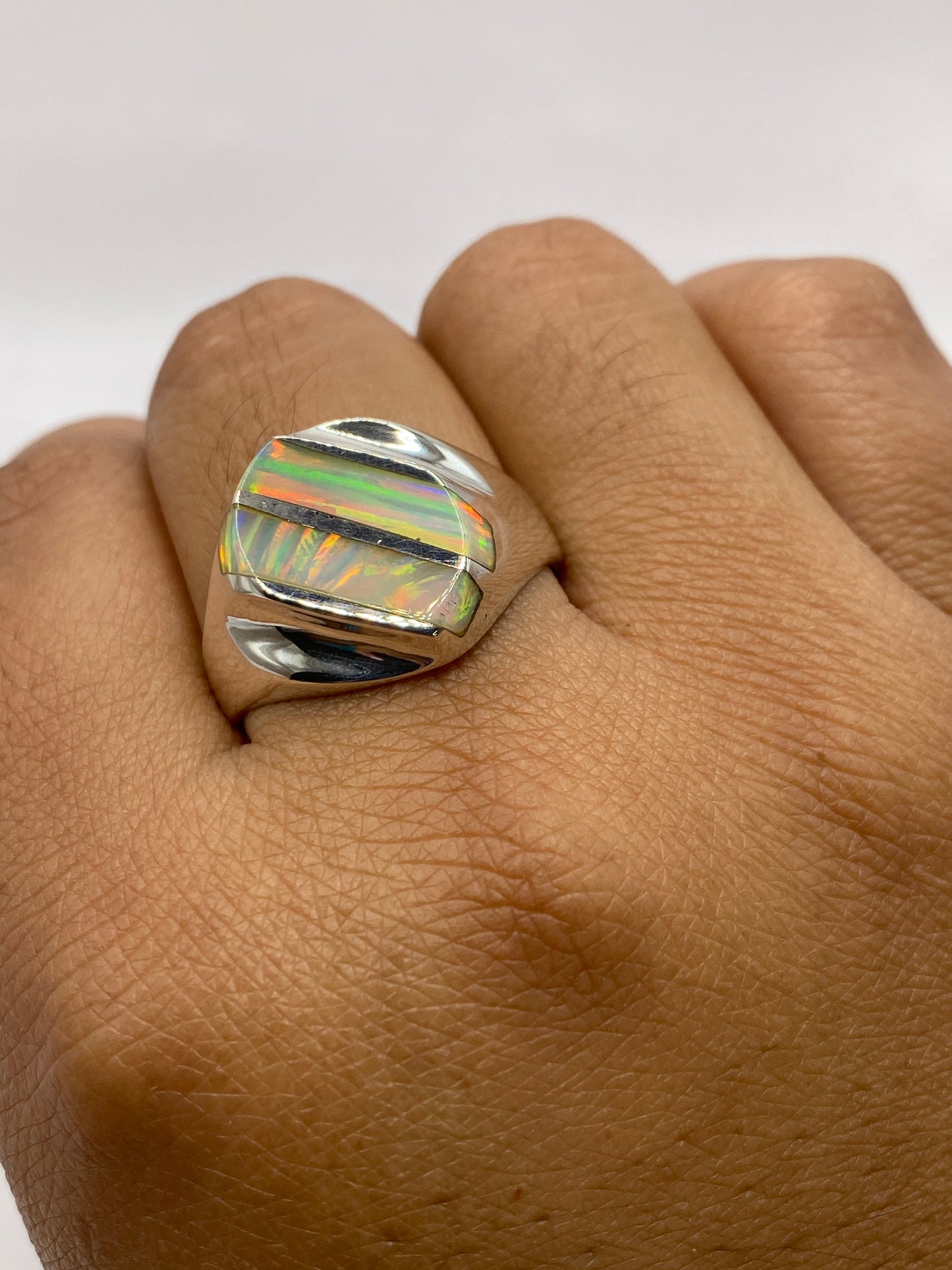 Anillo sobre fondo blanco con sello 950 visible en la banda