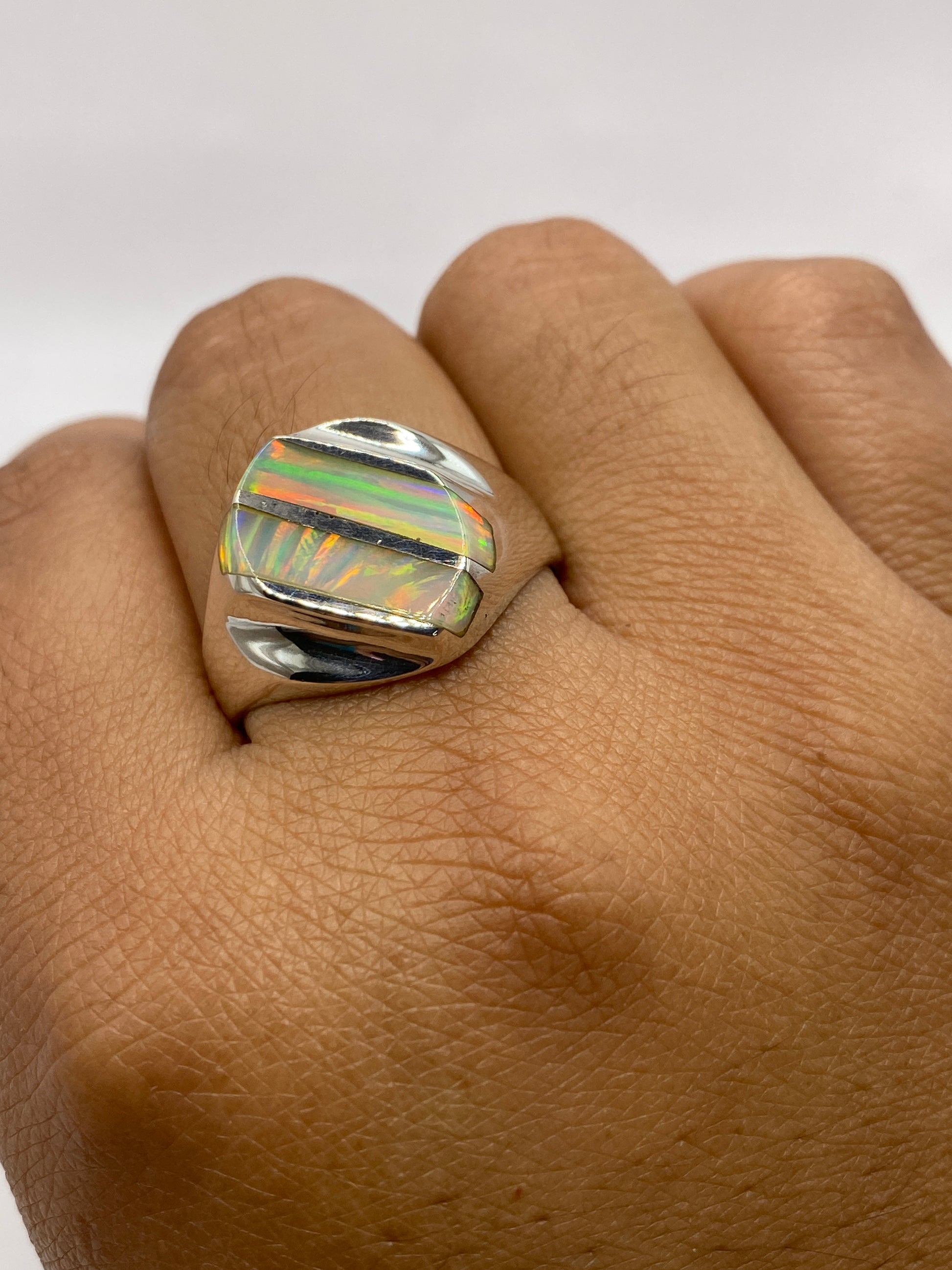 Anillo sobre fondo blanco con sello 950 visible en la banda
