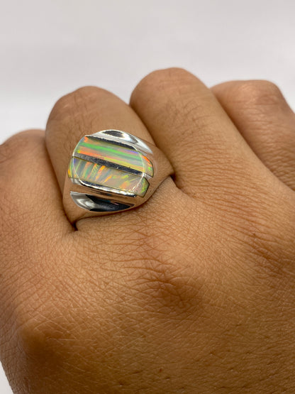 Anillo sobre fondo blanco con sello 950 visible en la banda